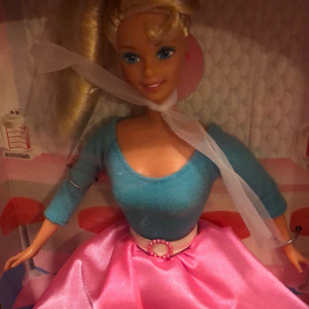 Fifties Fun Barbie 1996. - Picture 2 of 3
